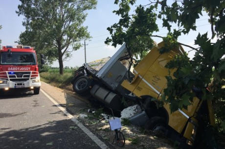 Kamionbaleset miatt zárták le pénteken délután a 81-es főutat